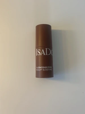 Isadora Contour Stick Warm Mocha - Krämig contour stick från Isadora i nyansen 36 Warm Mocha. Perfekt för att skulptera och definiera ansiktet. Kommer i en brun plastförpackning med vridfunktion. Vegansk, doftfri och kliniskt testad.