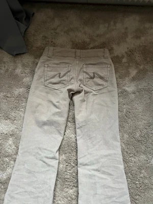 Nelly- beiga jeans med reflade mönster - Säljer ett par beiga jeans och de är lågmidjade i strl 32 från Nelly. Jag är 165 och dom är perfekt längd. Använda en gång och är jätte fina på. Säljer pågrund av att jag ej nu kan knäppa eller få på mig dom.  Skriv om ni vill ha bild på hur dom ser ut på. Har ett par likadana i större storlek då ja älskar dessa jeans.