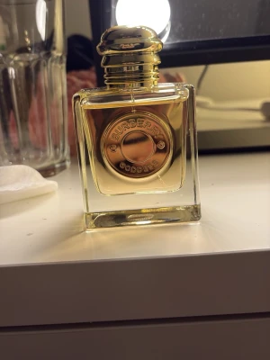 Burberry Goddess Eau de Parfum - köpt på kicks. Använd typ 3 gånger max Säljer den pågrund av att jag ångrade mig och den passar tyvärr inte min hud 🥲(blind buy)  50ml. Priset kan kanske diskuteras. Original pris är 1465kr.