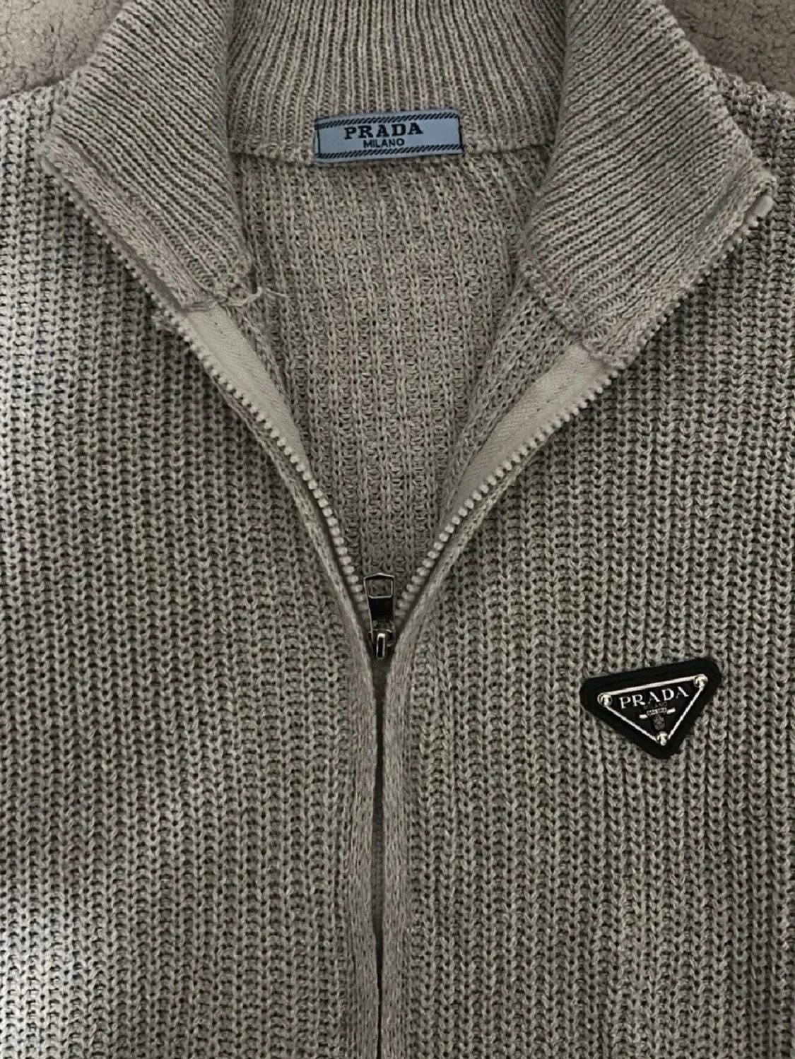 Grå stickad ziptröja från Prada - 1