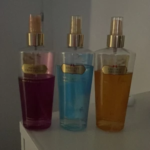 Vintage Victoria’s secret parfymer💕💕 - Går att köpa separat för 80kr styck, det är 250ml men dem är använda så de är inte fyllda till toppen💗💗