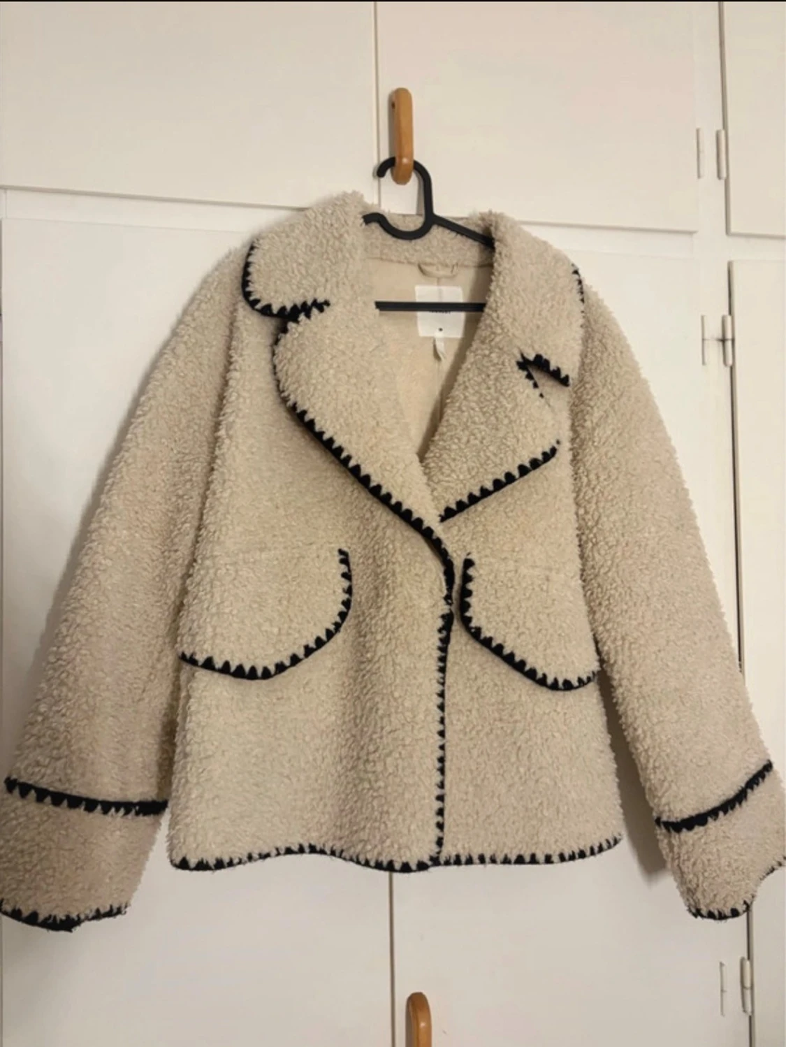 Beige teddyjacka med svarta detaljer - 1