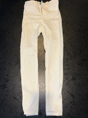 Vita jeans – Gina Tricot Perfect Jeans Molly – S - Snygga vita jeans från Gina Tricot, modellen Perfect Jeans “Molly”. Stretchiga och sköna med smal passform. Perfekta till vår/sommar 🤍  Storlek: S Färg: Vit Skick: Bra skick Stretch: Ja