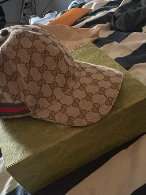 keps från Gucci med GG-mönster - Säljer en  keps från Gucci med det klassiska GG-monogrammet perfekt för sommaren😃