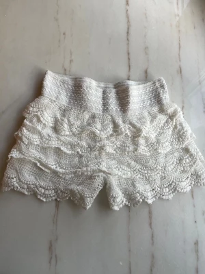Spets shorts - Vita spets shorts, passar xs-m