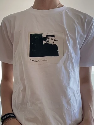Sällsynt Saint Laurent t shirt  - Tja, säljer denna väldigt snygga och sällsynta saint Laurent t shirten i väldigt bra skick. Rimliga bud accepteras!  Vid frågor eller liknande kan man kontakta mig!