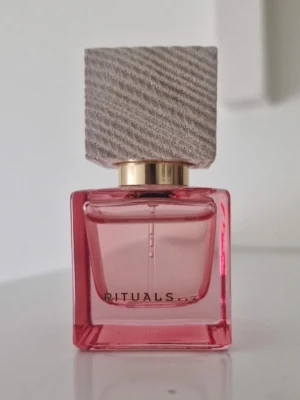 Rituals Rêve de Hanami parfym EdP 15 ml - OBS Kolla samma annons med gratis frakt. Rituals Rêve de Hanami eau de parfum i en snygg rosa glasflaska med fyrkantig form och exklusiv kork i grått med struktur. Flaskan har gulddetaljer vid halsen och rymmer 15 ml doft. Perfekt för dig som gillar eleganta och stilrena parfymer. Använd några gånger.