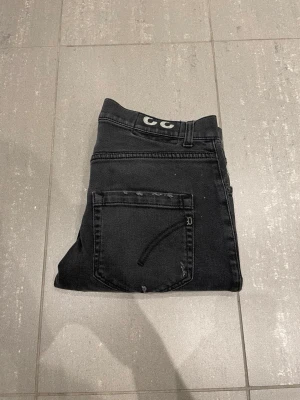 Dondup Jeans - Säljer nu dessa Dondup Jeans med snygga slitningar i populär design, mått: ca 41 cm midja o ca 100 cm längd. skriv för fler bilder/frågor🙌🏼