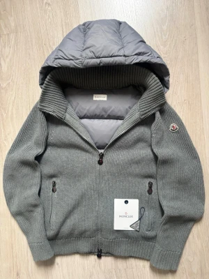 Grå Moncler cardigan stickad - Tja, säljer en stickad grå cardigan från moncler. Storlek: S. Den har inga som helst defekter. Tveka inte på att slänga iväg ett prisförslag eller på att fråga något som du undrar! Priset är inte hugget i sten. Mvh Valentino