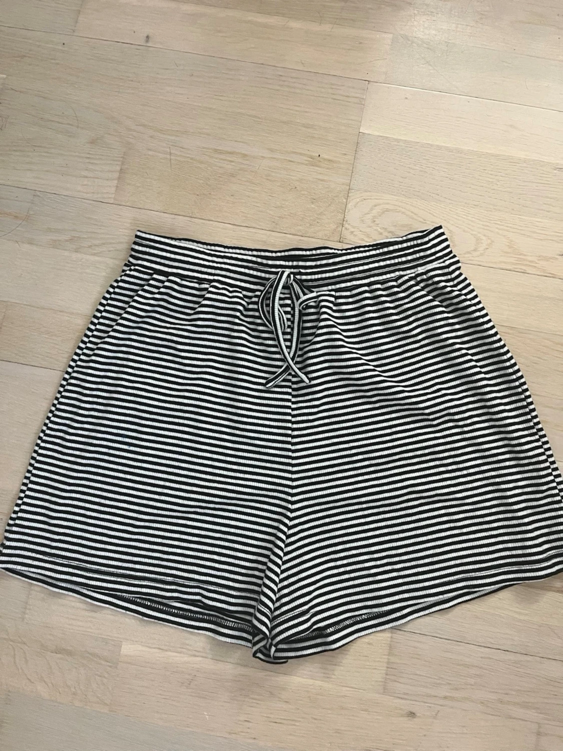 Randiga shorts från SKØN Copenhagen