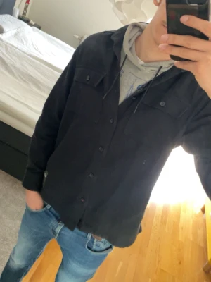 Overshirt Jack and Jones  - Svart Jack and Jones overshirt i mycket bra skick. Storlek: M