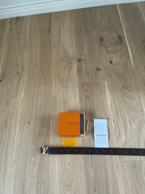 Hm svart bälte - Säljer ett svart bälte från hm  med det klassiska  i brunt och guldigt hm-spänne. Bältet kommer med originalask och kvitto. Perfekt accessoar för att lyfta din outfit.