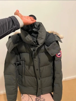 canada goose jacka red label ny - Jackan är helt oanvänd i nyskick som på bild, tagsen ligger kvar.   Ingen problem alls helt felfritt jacka.  Rökfritt och djurfritt hus  Fraktas inom 24h vid köp (står även för frakt)  Behöver rensa ut garderoben och hoppas att någon annan kan få lika mycket glädje av denna fantastiska jackan. Därför säljs den för detta billiga priset.