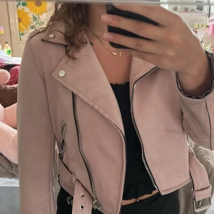 Ljusrosa jacka från Bershka - Trendig ljusrosa jacka från Bershka med klassisk bikerstil 💕