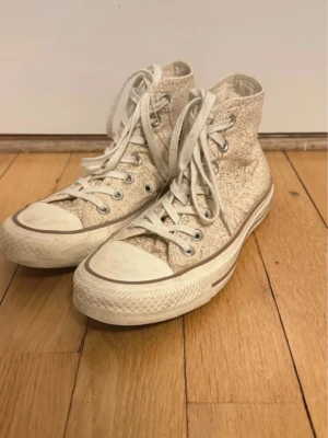 Beige Converse All Star mönstrade boho stil - Säljer ett par beige Converse All Star high tops med unikt mönster i tyget som ger boho stil. Köpa på loppis aldrig använt själv (säljer även på vinted)