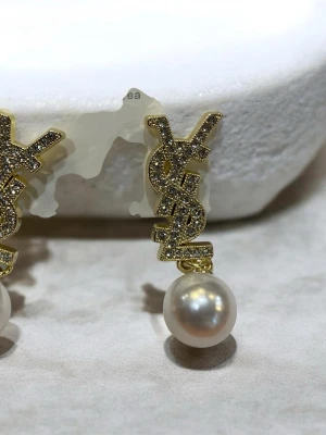  örhängen med pärlor och strass - Snygga örhängen  i guldtonad metall med glittrande strassdetaljer och hängande vita . Perfekta för dig som vill ha något extra till din stil.