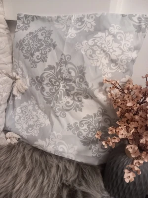 Kuddfodral 45x45  - Jättefin vit baksida 