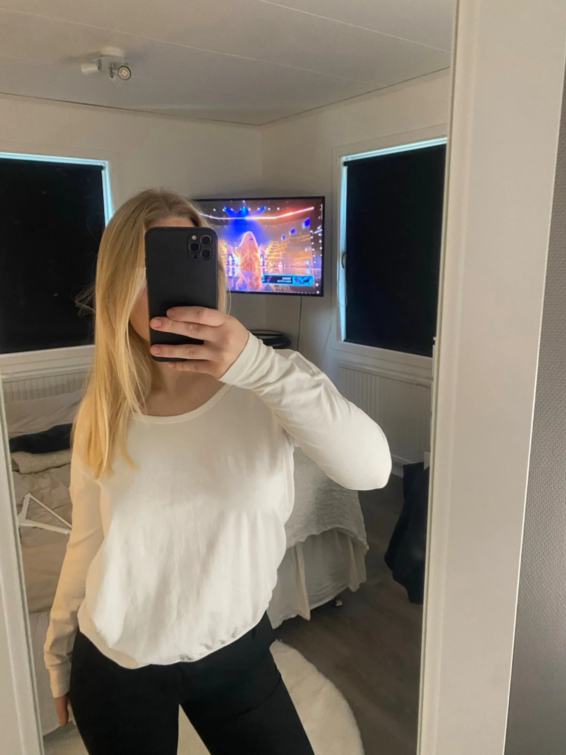 Vit långärmad topp med spetsdetalj