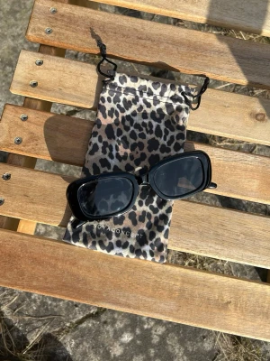 Svarta solglasögon från Soyaconcept - Snygga svarta solglasögon från Soyaconcept med rektangulära bågar. Kommer med ett fodral i leopardmönster🖤