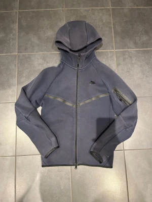Nike tech  - Säljer en mörkblå Nicke tech tröja, har använt den några gånger men annars är den i riktigt bra skick!
