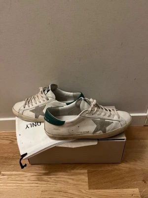 Golden goose  - Golden goose skor köpta på selfridges i London nypris är 6300 äktahetsbevis finns tveka inte på att höra av er passar 42-43