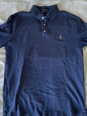 Ralph Lauren  - Fin Ralph lauren polo tröja. Har använts som ”fin tröja” så den har inte blivit använd så mycket.   Ny pris: 1700kr 
