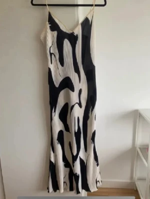 NY! Svartvit midiklänning  - Oanvänd midiklänning i strl 36