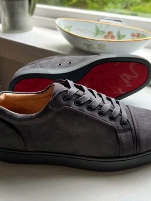 Grå Christian Louboutins - Grå Christian Louboutins storlek 45 lådan är borta