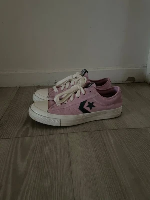 Rosa Converse star player 76 - säljer då den är för stor för mig. jag har själv inte använt den. tjej jag har köpt ifrån så att hon har använt den ett par gången och drycken man se på bilderna 4-5. det är bara att buda!💕💕