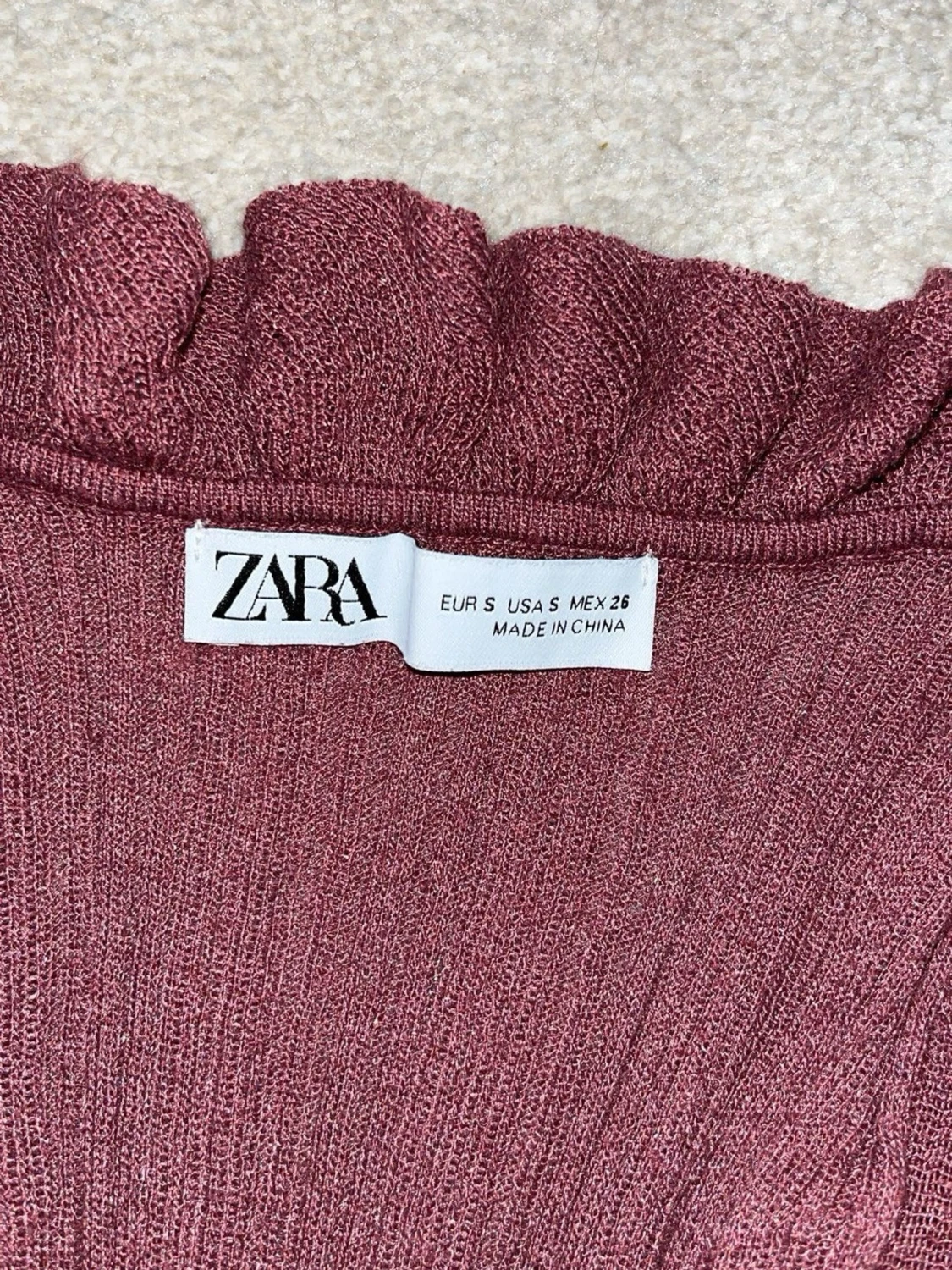 Vinröd volangtop från Zara - 2