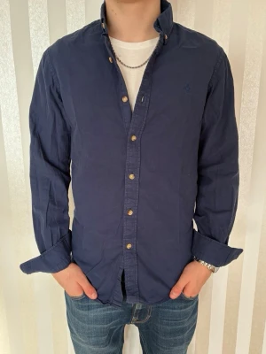 Ralph Lauren skjorta - Tja! Säljer nu denna riktigt feta Ralph Lauren skjortan i storlek ”S”. Skjortan är i mycket bra skick och vid frågor eller funderingar är det bara att höra av sig!👔😊