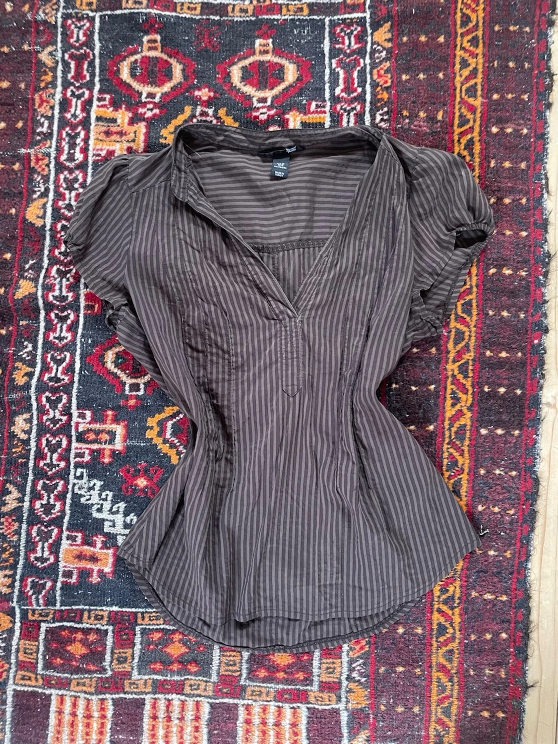 Brunrandig blus med puffärm