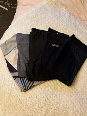 5 tränings tights / leggings – stl XS paket - • Paket med 5 tränings tights. • Uppskattning storlek XS • Stretchigt träningsmaterial. • Passar gym, löpning eller vardag. • Flera olika färger/modeller. • Säljs som paket eller separat. 