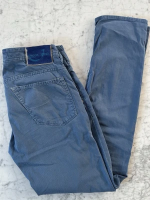 Jacob Cohën chinos - Säljer dessa stilrena och snygga ljusblå chinos från det exklusiva märket Jacob Cohën | Skick: 7/10 | Storlek: 32 | Nypris: 5200 | Vårt pris: 649kr | Tveka inte att höra av dig vid minsta fråga! Mvh