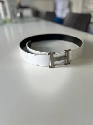 Herme’s bälte  - Vit herme’s bälte i storlek 105 cm. 