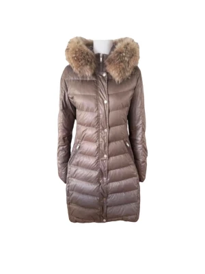 Saki Dunjacka - Vacker dunjacka från Saki i en superfin lyxig ljus chokladbrun nyans med vatten avvisande material. Perfekt för kalla höst- och vinterdagar.  Storlek 40. Längd 87 cm. Sakis storlekar går från 34 upp till 48.  Fyllning: 80% dun, 20% fjäder.