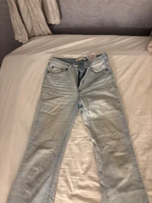 Ljusblå bootcut jeans från Levi’s - Säljer ett par ljusblå Levi's jeans med bootcut som är high waist. Säljer för jag aldrig använder dom längre och kommer inte till användning. Nypris ungefär 1000, priset kan diskuteras 