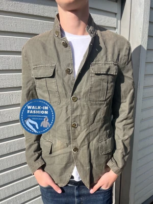 Overshirt  - Tja! Säljer nu denna sjukt snygga overshirt, perfekt för varmare tider. Skick 8/10 lite solblekt vilket gör den snyggare enligt mig. Modellen är 181 men passar allt mellan 170-180 som bäst. Hör av er vid frågor!