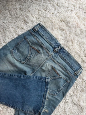 Blå CalvinKlein bootcut jeans  - Säljer mina CalvinKlein jeans för de är för stora för mig och inte används längre. Byxorna är i väldigt bra skick och storlek W27. Skriv privat för mer info!🩷