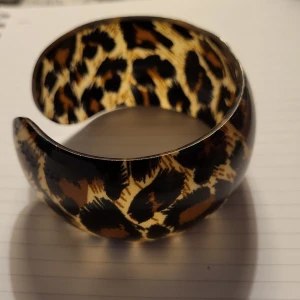 Bred leopardmönstrad cuff-armband - “Stilrena och trendiga breda C-formade armband i resin med elegant leopardmönster och unika, djärva geometriska detaljer – ett iögonfallande smycke som ger din stil en modern och exklusiv touch
