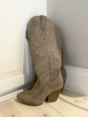 Cowboy boots - Beige cowboy boots i storlek 36 🤎Använda en gång. Små märken på baksidan (se bild)