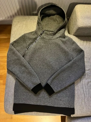  Jack & Jones Core hoodie  - Säljer min Jack & Jones hoodie i storlek S. Den är i riktigt fint skick med ett skönt sport material inuti, parfekt för dig som behöver en hoodie att träna i.
