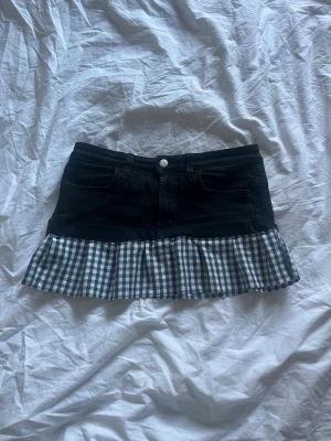 Jeanskjol - Snygg jeanskjol med rutigt tyg som volanger. Storlek xs/s, stretchigt tyg vid midjan💞