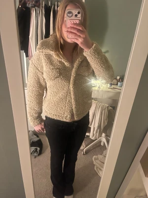 Beige teddyjacka - Beige teddyjacka med krage och fickdetaljer ifrån Gina tricot. Jackan är mycket bra skick, inga synliga defekter! Storlek XS