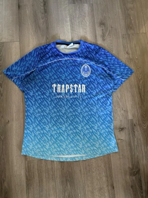 Trapstar t-shirt - Säljer en fotbolls t-shirt från Trapstar, använd fåtal gånger. Passar perfekt nu till sommaren 