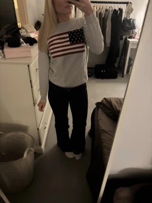 Stickade tröja - Grå stickad tröja med usa flaggan på! Jag är 165😊