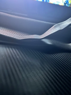 Svart skärp med palmspänne i silver - Snyggt svart skärp i skinn med ett unikt spänne i form av en palm i silverfärg. Perfekt accessoar för att lyfta din outfit med en cool detalj. Skärpet har en klassisk design med en twist tack vare det stilrena palmspännet.