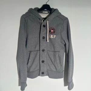 Abercrombie & Fitch button-up hoodie - Vid köp av fler produkter erbjuds bättre pris. Skriv vid ytterligare frågor eller funderingar🤝 Mått: Axel till nederkant ca 62 cm. Armhåla till armhåla ca 52 cm. Axelsöm till ärmslut ca 67 cm.