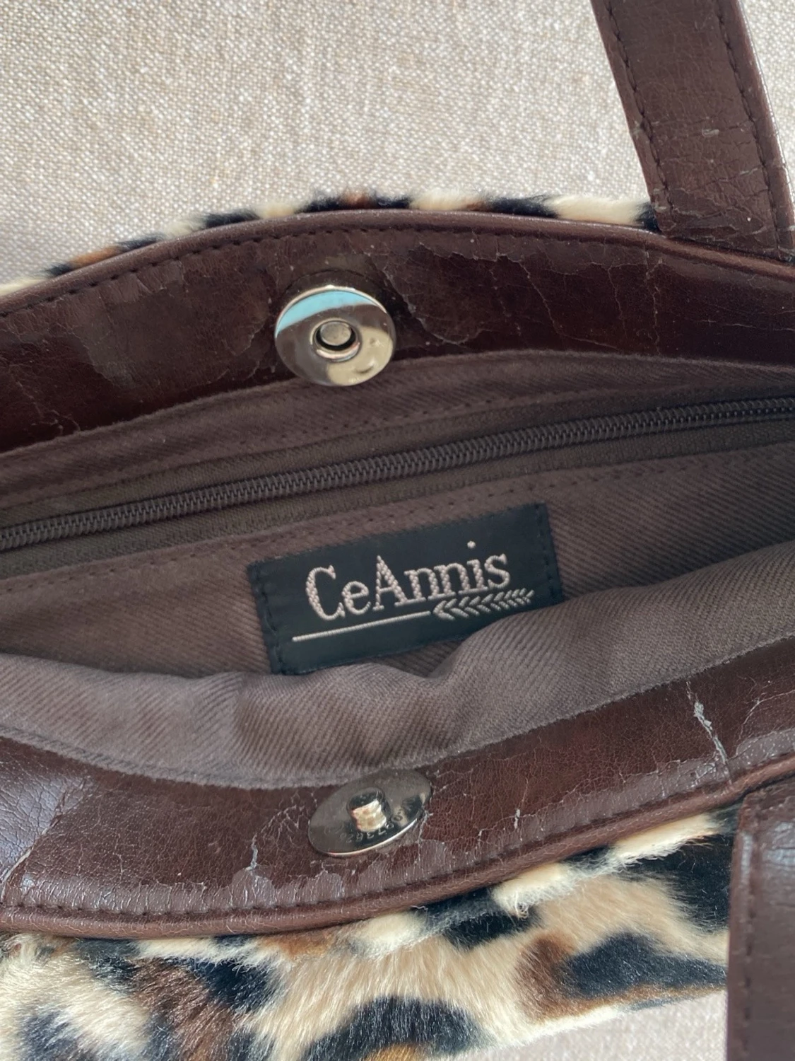 Leopardmönstrad handväska med pälslook - 3