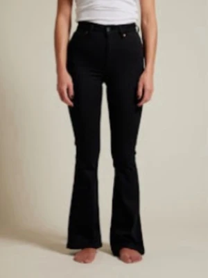 Svarta bootcut jeans från bik bok  - Snygga svarta bootcut jeans från bik bok. Har knappast använt byxorna för dom satt lite för litet på mig. Byxan har en hög midja och klassisk femficksdesign. Jeansen har utsvängda ben och är tillverkade i ett stretchigt denimtyg som sitter bekvämt. Perfekta för en trendig och avslappnad look. Köpte dom för 2 dagars sen 